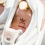 Detailaufnahme des Solebox x adidas Italian Leathers Pack mit Branding im Schuh