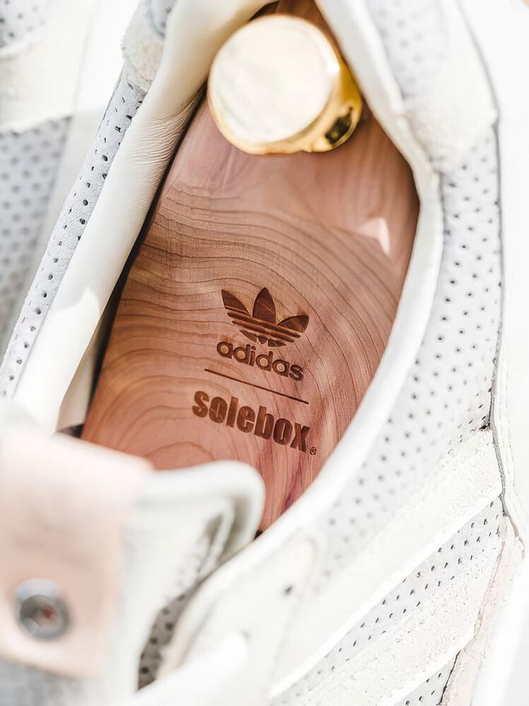 Detailaufnahme des Solebox x adidas Italian Leathers Pack mit Branding im Schuh